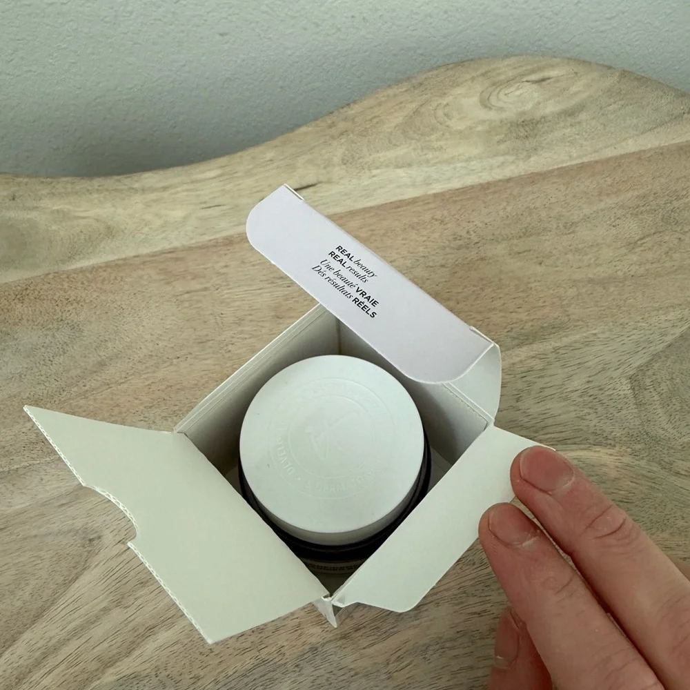 IT Cosmetics Confidence in a Cream with Silver Accents - Picture 10 of 11